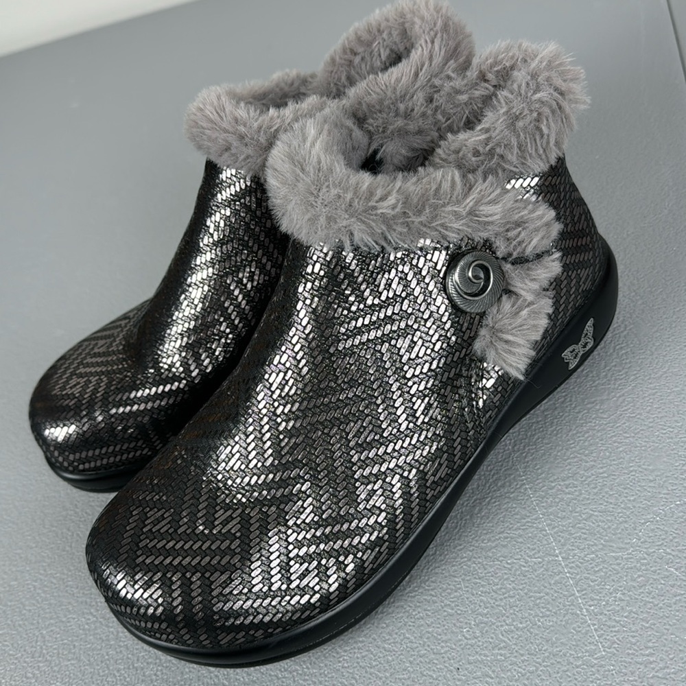 Women's Black and Gray Fur-Lined Shoes